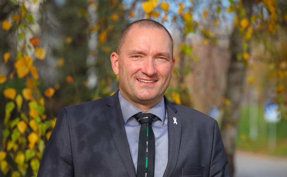 Minister dr. Podgoršek z belo pentljo v znam podpore mednarodnim akcijam proti nasilju nad ženskami