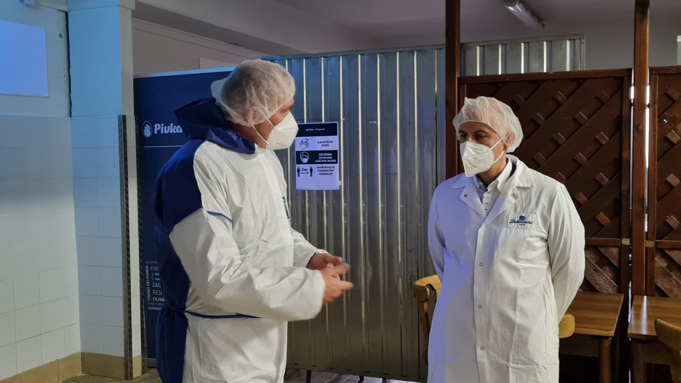 Minister se pogovarja s predstavnikom Skupine Pivka-Delamaris