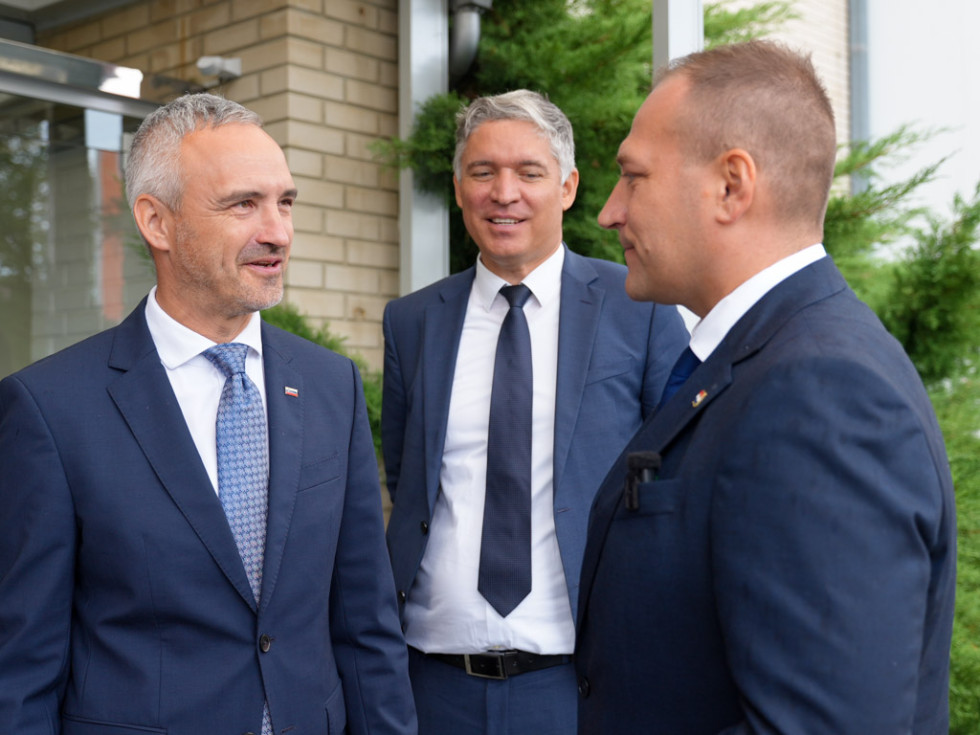 Ministra stojita in se pogovarjata. 