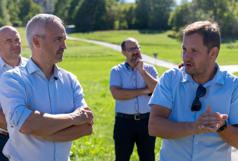 Minister Cigler Kralj na Notranjskem: »Pridelava hrane in varovanje okolja se dopolnjujeta«