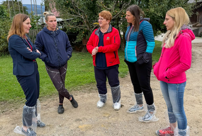 Državna sekretarka Mojca Erjavec na Koroškem obiskala mladi prevzemnici kmetij
