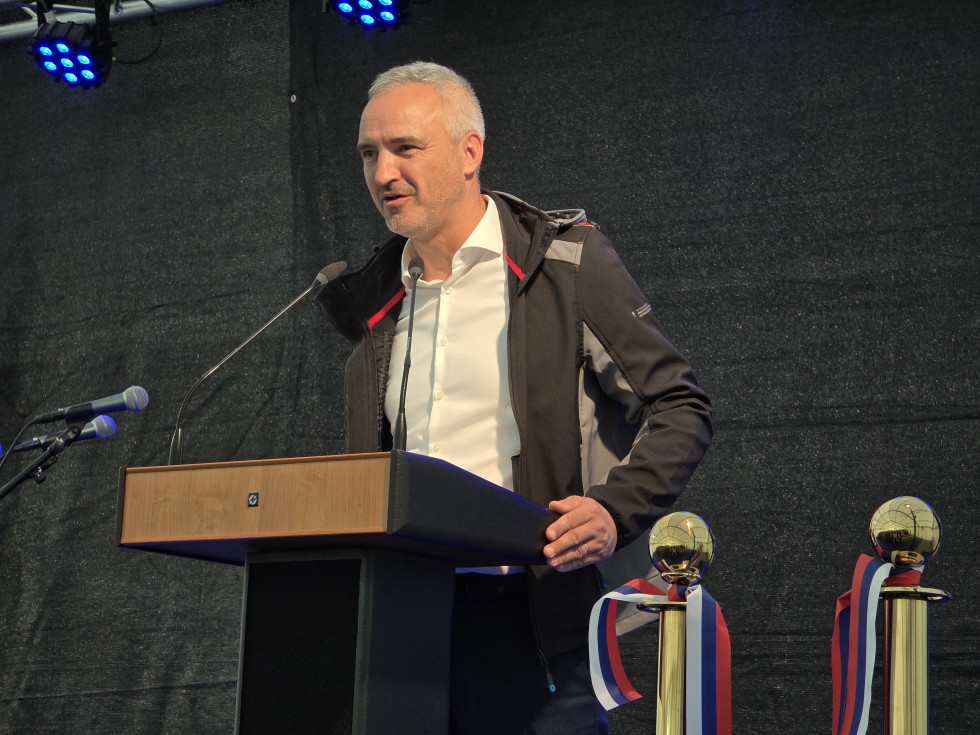 Minister Janez Cigler Kralj za govorniškim pultom nagovarja zbrane ob odprtju pete faze namakalnega sistema v Ormožu.