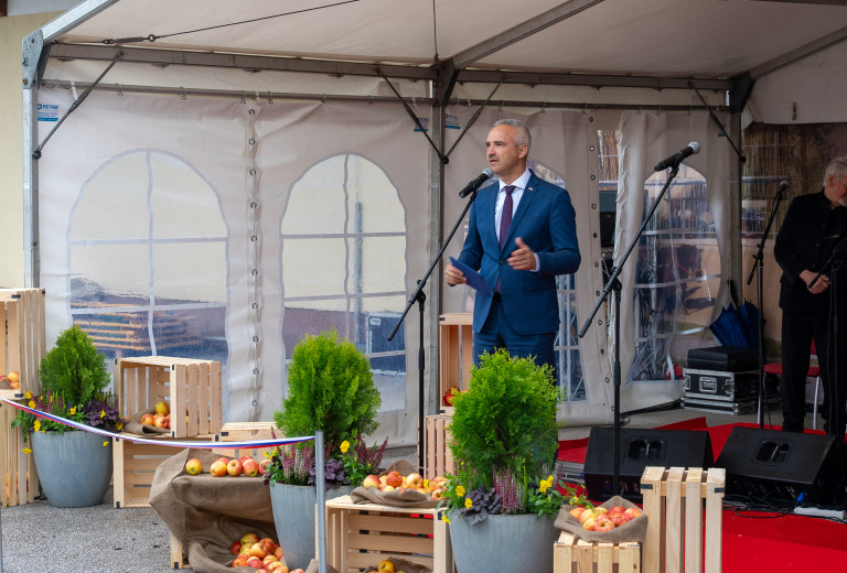 Minister Cigler Kralj v Komendi izpostavil mlade, digitalizacijo in prehransko varnost