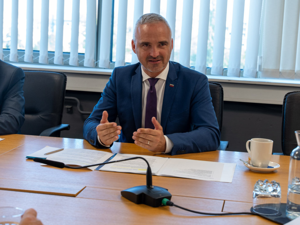 Minister sedi in govori. 