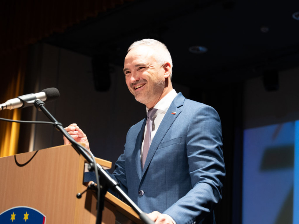 minister za govorniškim pultom govori