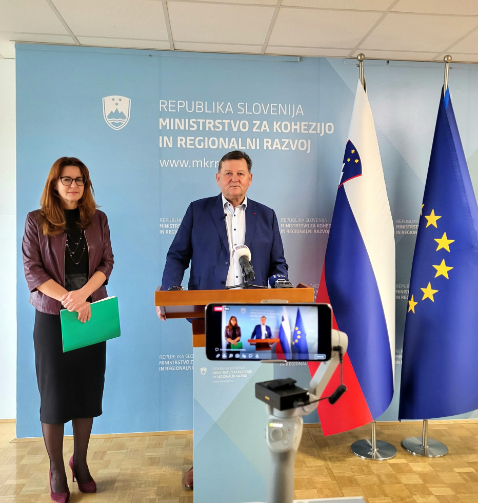 Minister Jevšek in državna sekretarka Andreja Katič na tiskovni konferenci