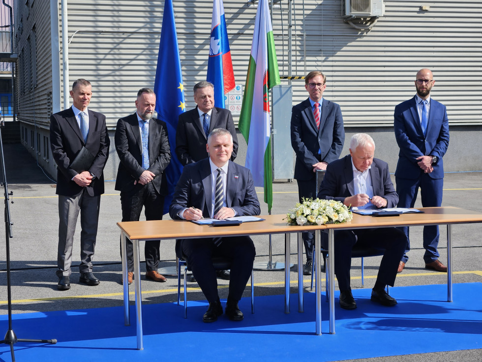 Državni sekretar mag. Koprivc na slavnostnem podpisu pogodbe.