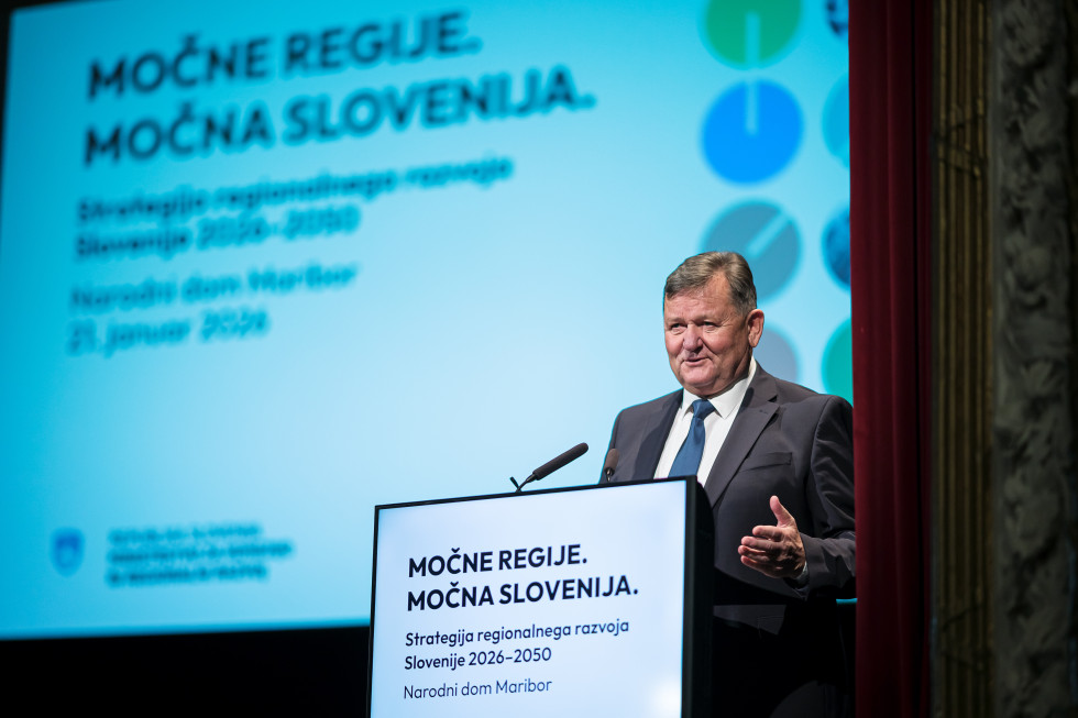 Minister med nagovorov na odru.