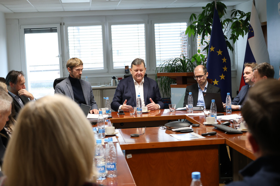 Minister Jevšek za mizo z deležniki.