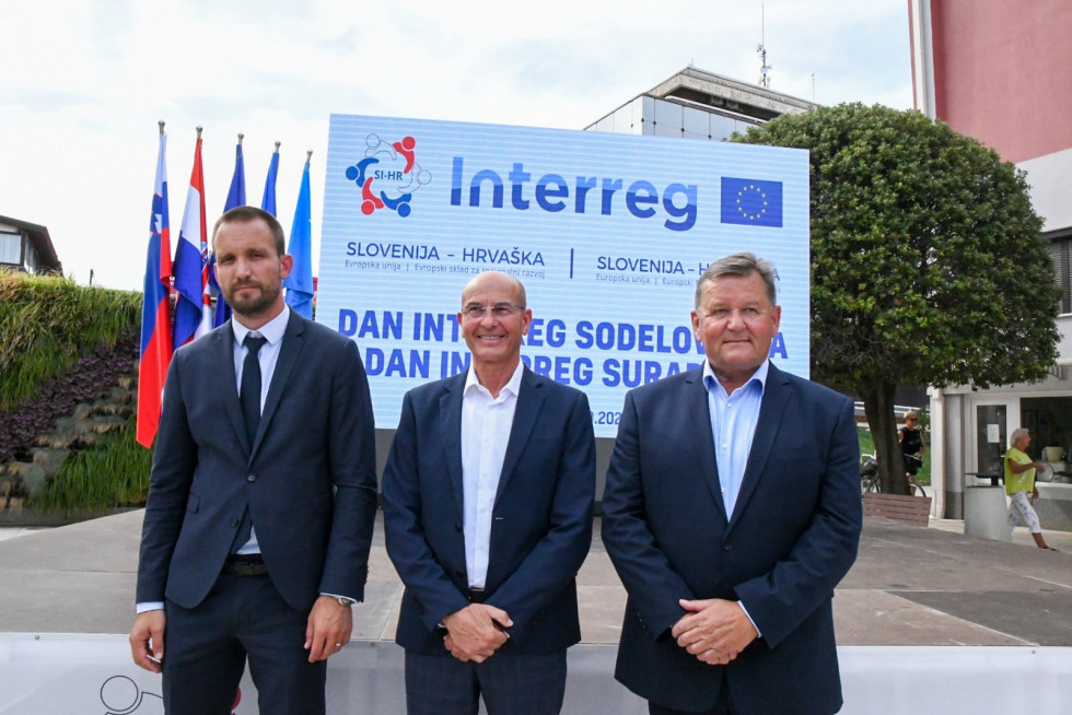 Na fotografiji iz leve proti desni: Šime Erlić, hrvaški minister za regionalni razvoj in sklade Evropske unije, Vili Bassanese, župan Umaga in dr. Aleksander Jevšek, minister za kohezijo in regionalni razvoj