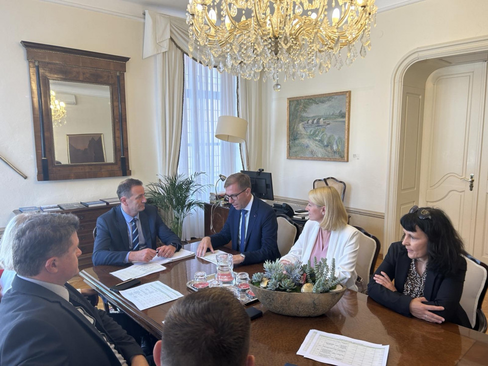 Državni sekretar mag. Marko Koprivc se je v Varaždinu sestal s tamkajšnjim županom Nevenom Bosiljem, poslanko hrvaškega parlamenta Barbaro Antolić Vupora, vodjo oddelka za regionalni razvoj in sklade Evropske unije Marinom Šipkom