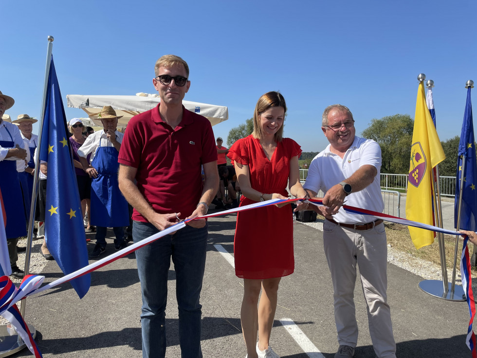 Odprtje nove kolesarske povezave med Svetim Andražem in Trnovsko vasjo. Na fotografiji državni sekretar mag. Marko Koprivc, županja občine Sveti Andraž v Slovenskih Goricah Darja Vudler Berlak in župan občine Trnovska vas Alojz Benko