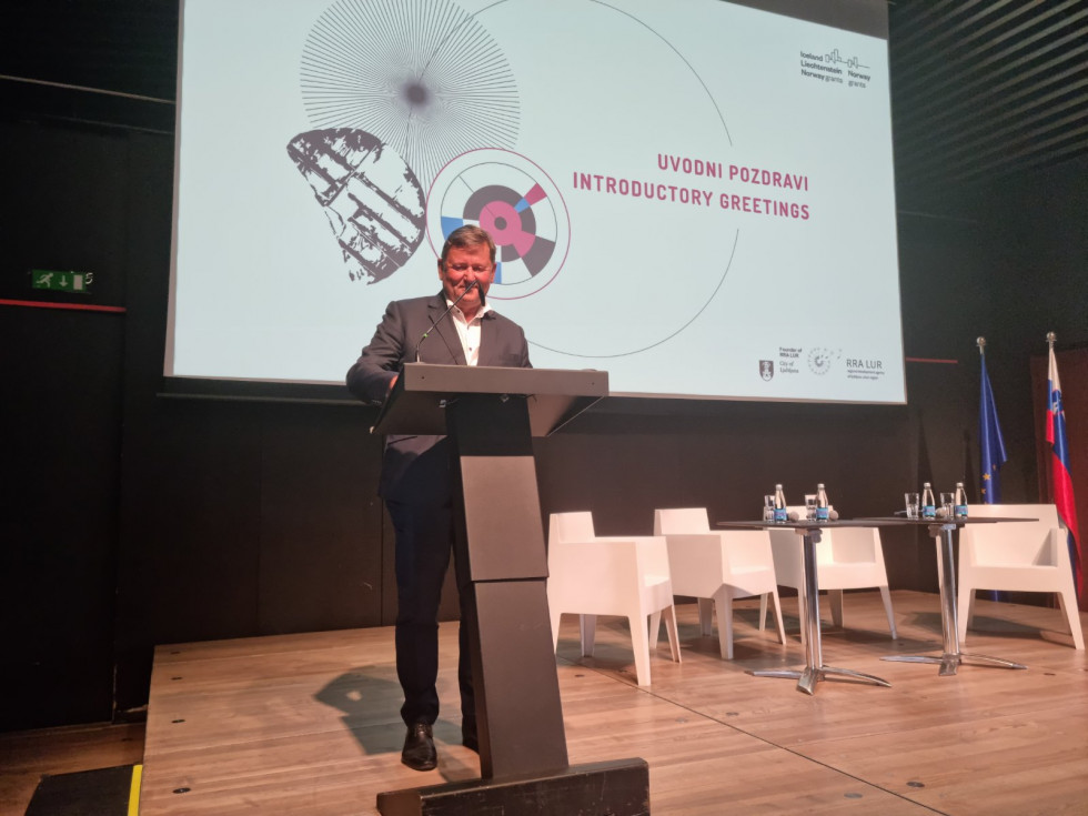 Minister dr. Jevšek med nagovor zbranim