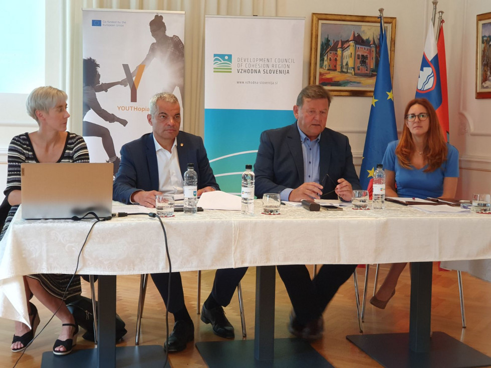 Seja Razvojnega sveta kohezijske regije Vzhodna Slovenija. Na sliki minister dr. Jevšek, državna sekretarka Andreja Katič in mariborski župan Saša Arsenovič