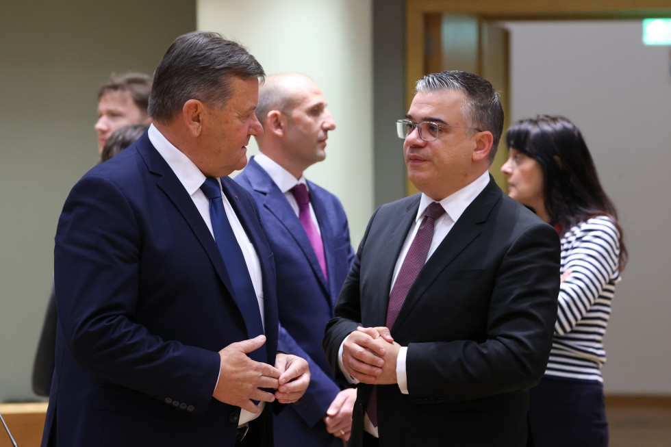 Z leve: Minister dr. Aleksander Jevšek v pogovoru s parlamentarnim sekretarjem Malte Chrisom Bonettom