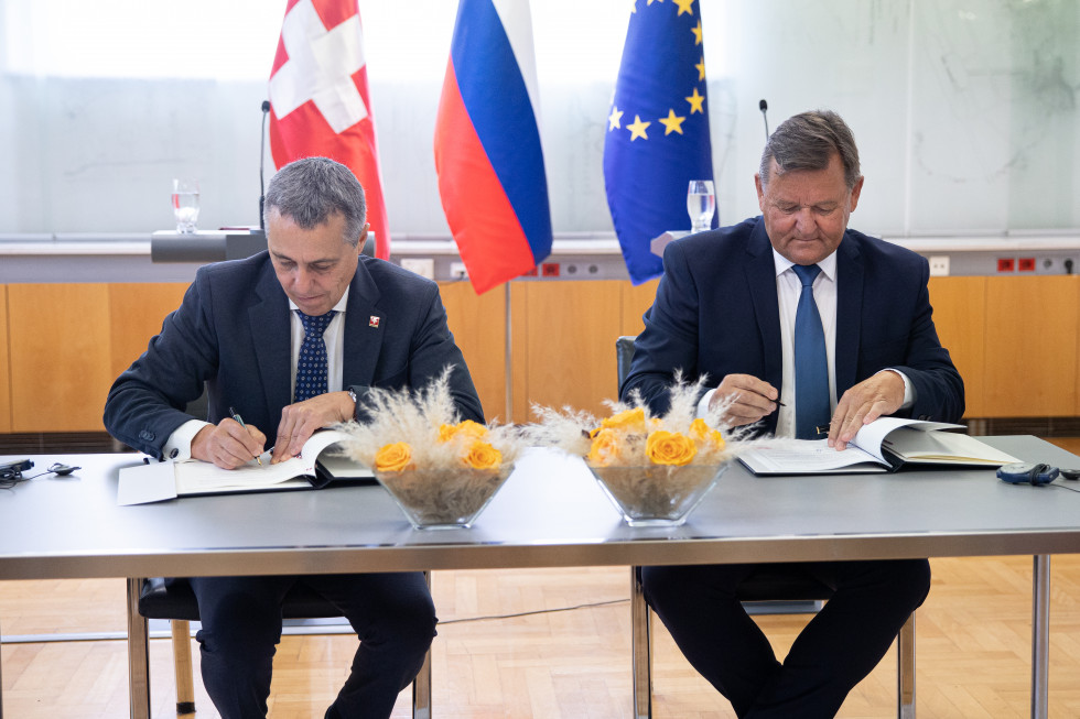 Podpis sporazuma o izvajanju drugega Švicarskega prispevka. Na fotografiji dr. Aleksander Jevšek, minister za kohezijo in regionalni razvoj in dr. Ignazio Cassis, zvezni svetnik, vodja zveznega ministrstva za zunanje zadeve Švice