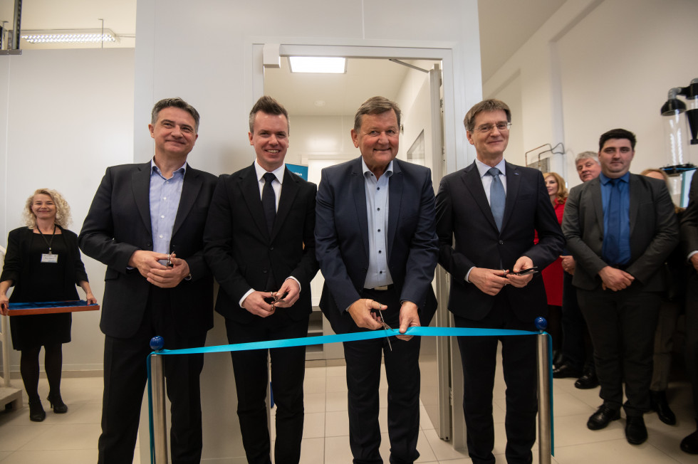 Minister Jevšek reže slavnostni trak ob odprtju prenovljenega laboratorija Fakultete za strojništvo v Mariboru