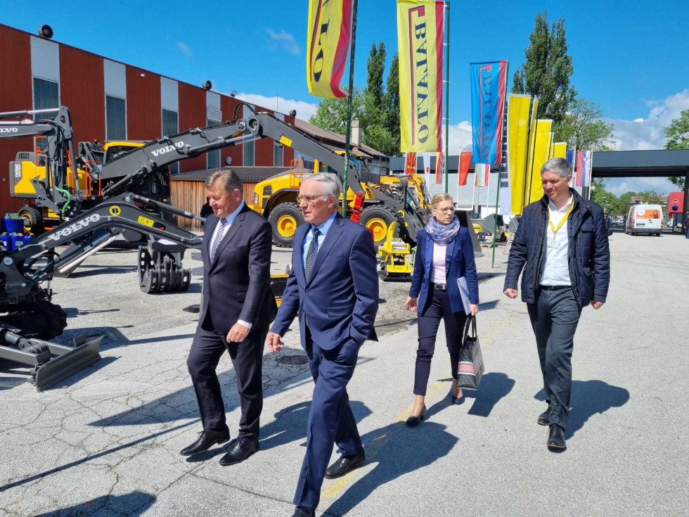 Minister Jevšek in direktor Pomurskega sejma Erjavec si ogledujeta zunanje razstavljavce Sejma Megra