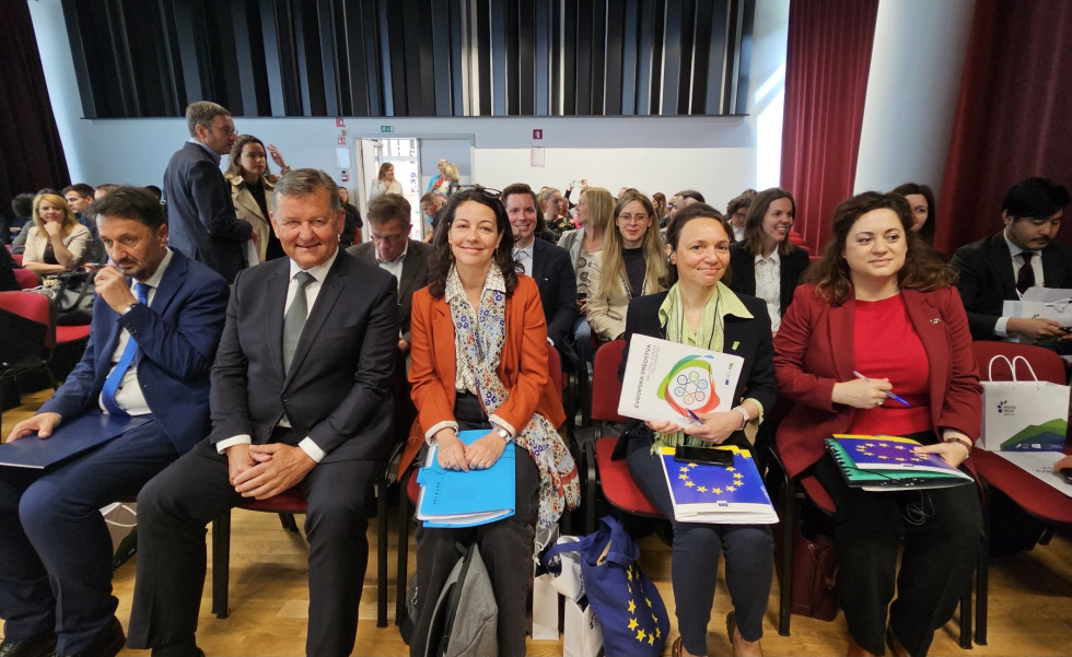 V prvi vrsti sedijo, z leve strani: Matjaž Švagan, župan Občine Zagorje ob Savi; dr. Aleksander Jevšek, minister in Sofia Alves, direktorica na Generalnem direktoratu za regijsko in mestno politiko pri Evropski komisiji