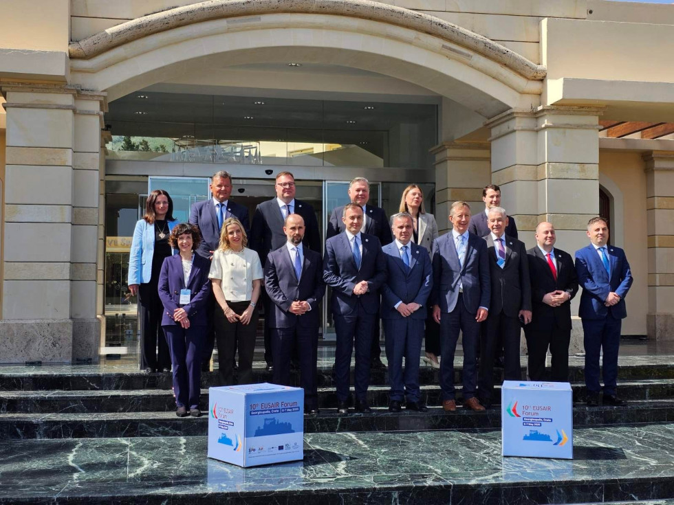 Skupinska fotografija voditeljev, ki so sodelovali na 10. forumu Strategije EU za jadransko-jonsko regijo (EUSAIR)