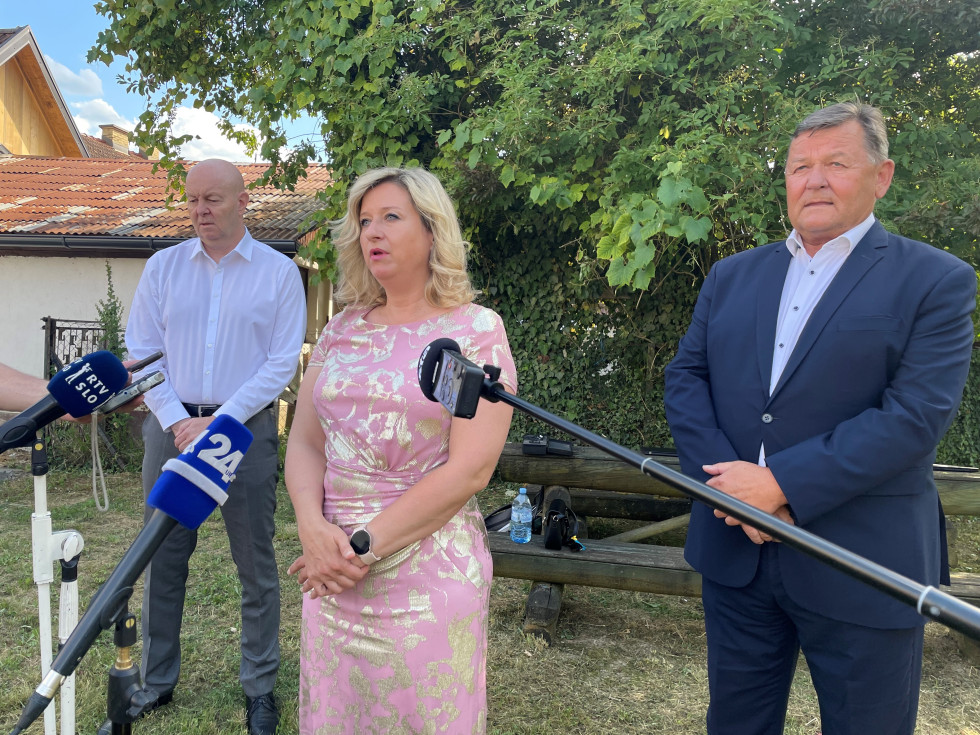 Z leve: predsednik uprave Petrola Sašo Berger, županja Občine Kostel Nataša Turk in minister za kohezijo in regionalni razvoj dr. Aleksander Jevšek