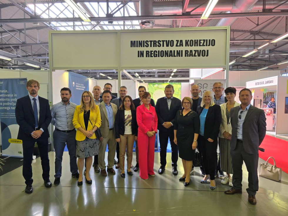 Minister dr. Aleksander Jevšek in državni sekretar Srečko Đurov s sodelavci s predsedniki Razvojnih svetov regij in direktorji Regionalnih razvojnih agencij