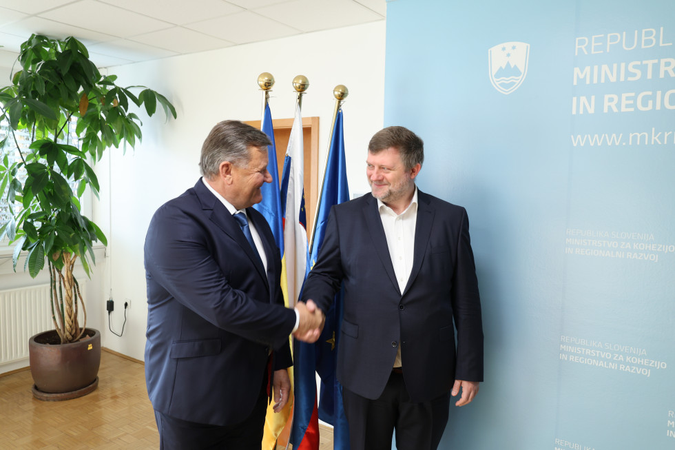 Minister dr. Jevšek in podpredsednik parlamenta Ukrajine se rokujeta.