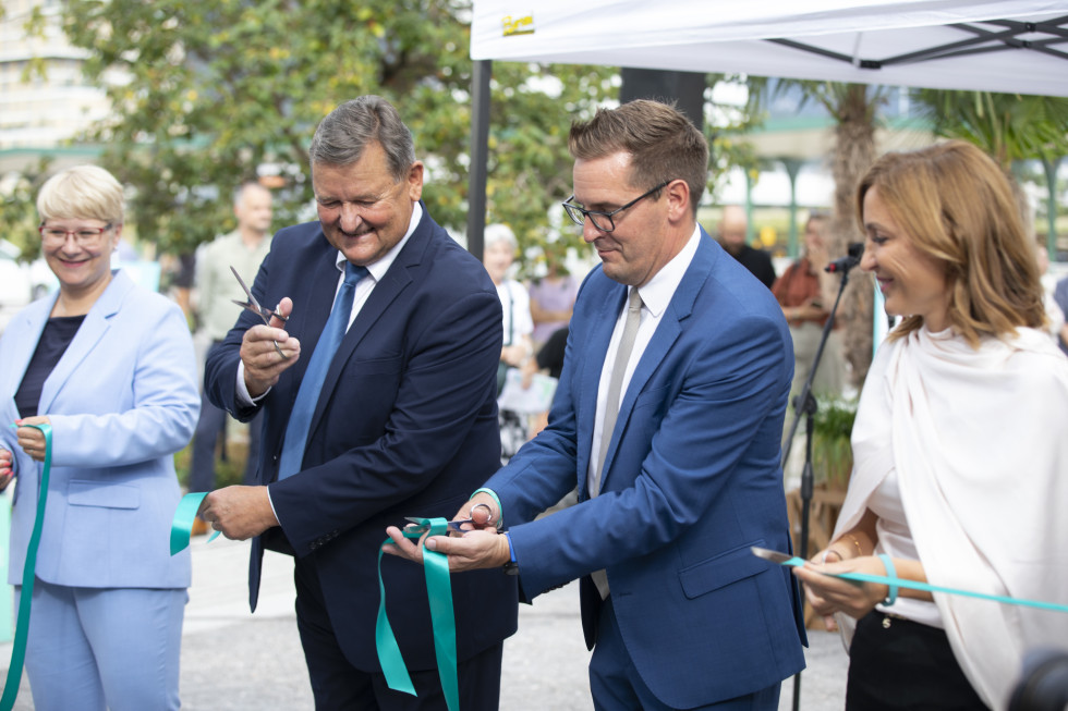 Minister Jevšek in župan Turel ob rezanju traku