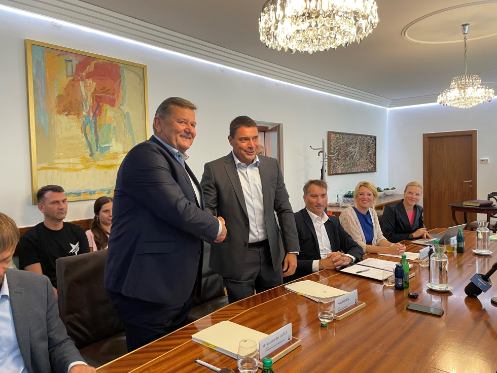 Rokovanje ministra Jevška in župana Dermola ob podpisu pogodb