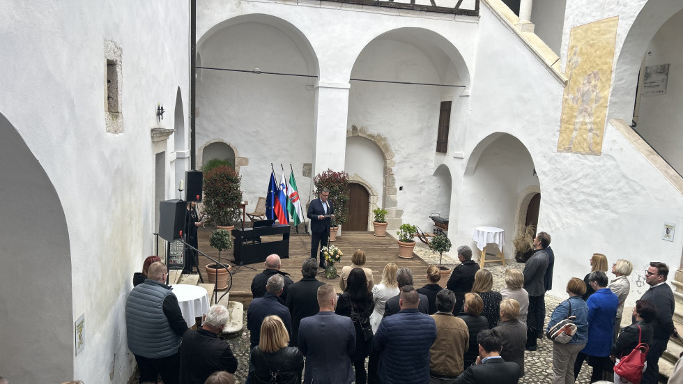 V ospredju publika, za publiko na odru govorec med govorom. 