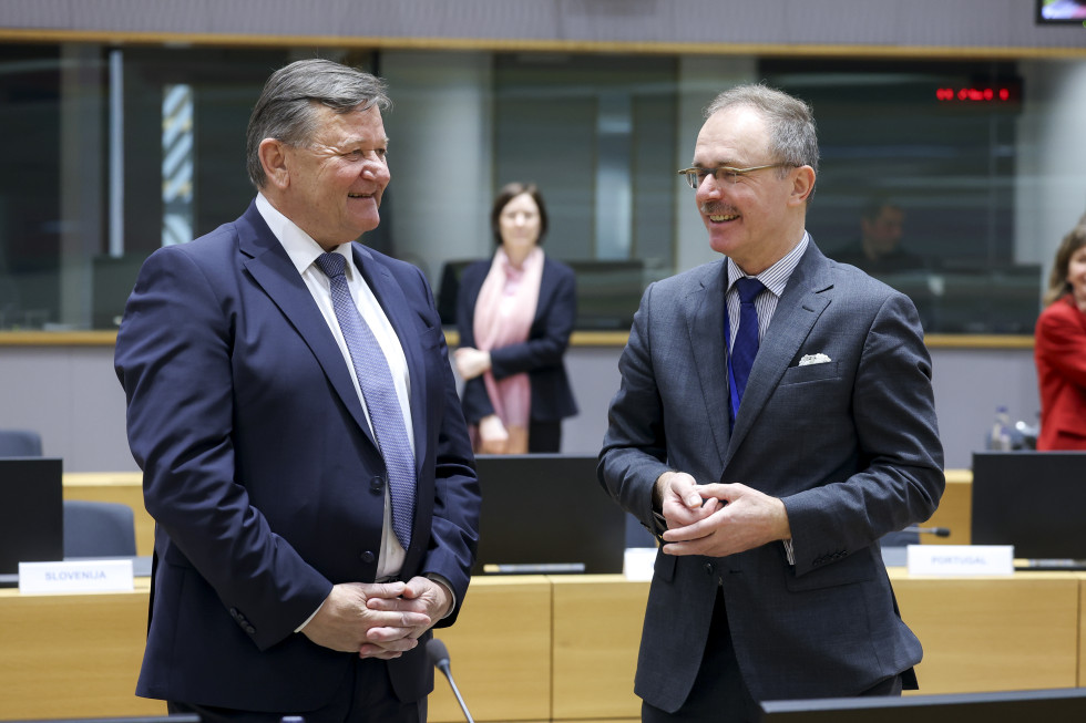 Minister na zasedanju v Bruslju.