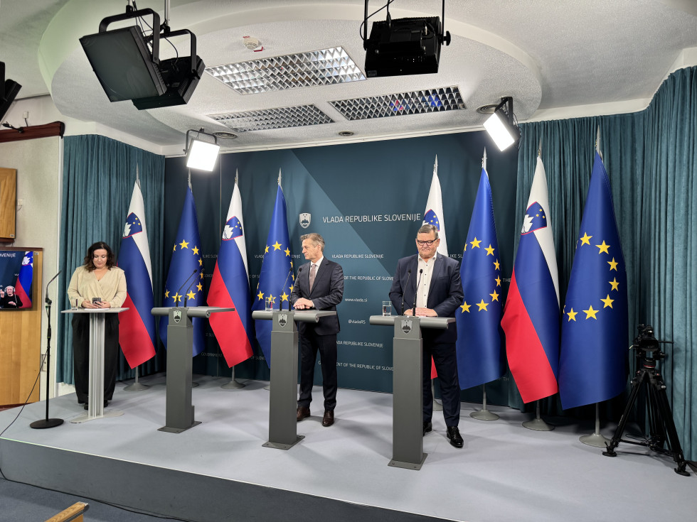 Minister. dr. Jevšek in predsednik Vlade dr. Robert Golob na novinarski konferenci