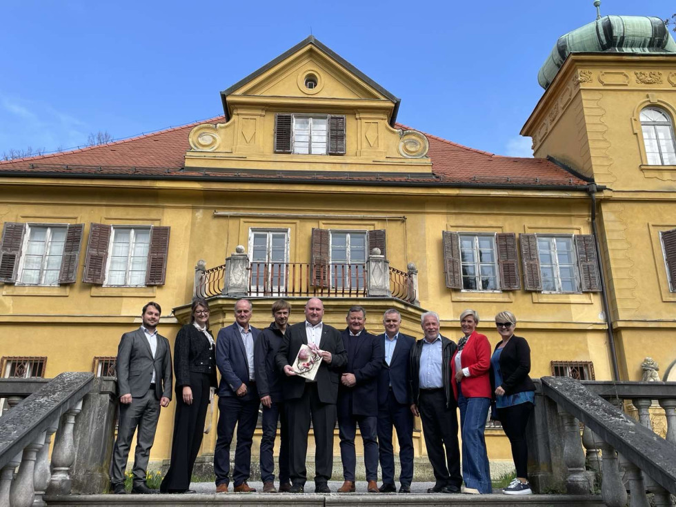 Minister z ekipo na podpisu.