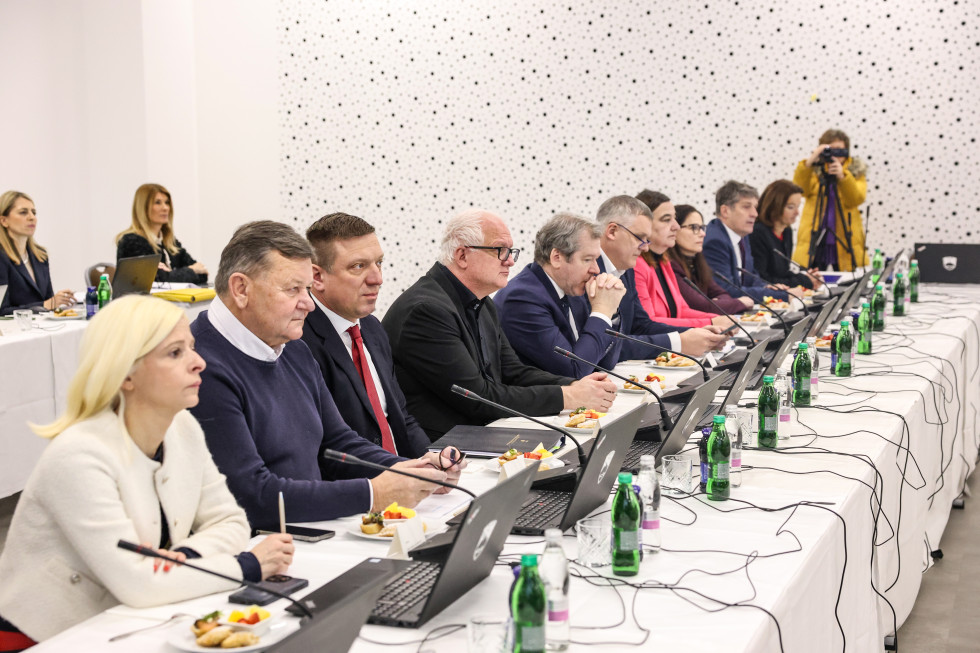 Ministri sedijo za omizjem.