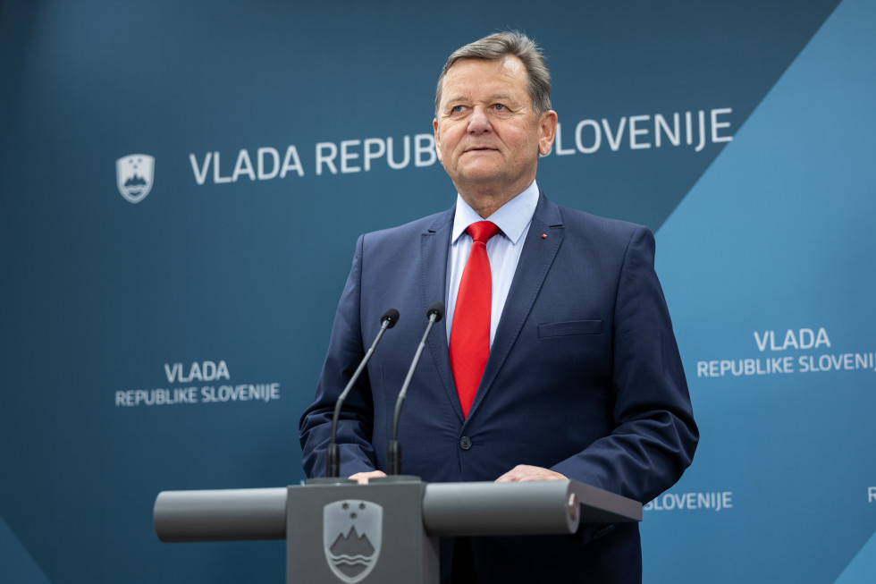 Minister dr. Aleksander Jevšek za govorniškim pultom podaja izjavo
