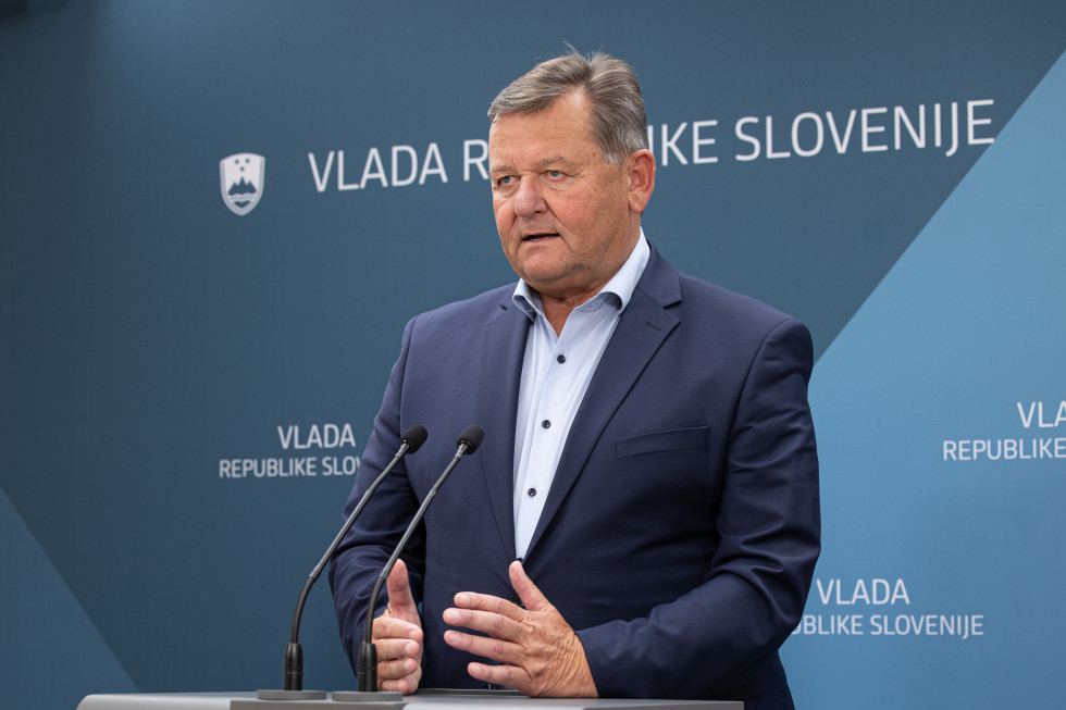 Minister dr. Aleksander Jevšek daje izjavo za javnost po seji vlade