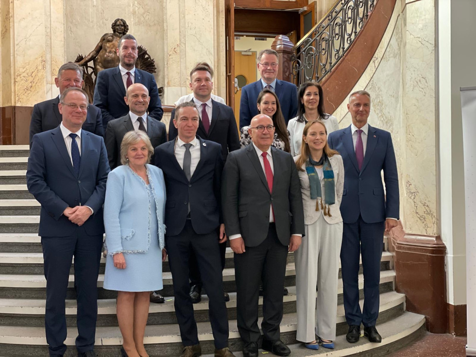 Skupinska fotografija predstavnikov 11 držav, med njimi minister Jevšek. V prvi vrsti stoji evropska komisarka Elisa Ferreira.