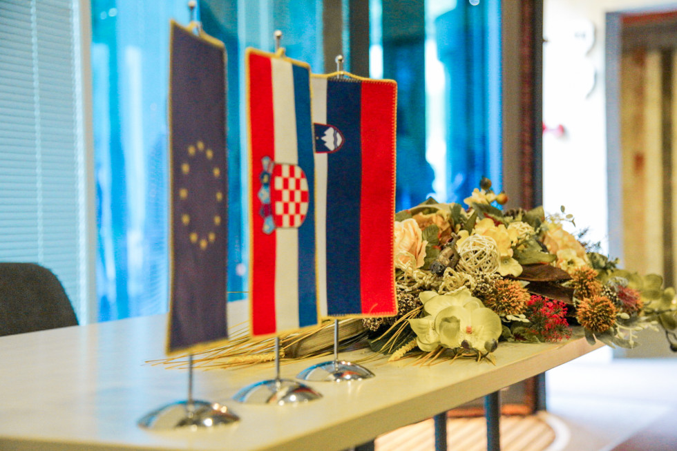 Slovenska in hrvaška zastava poleg zastave Evropske unije