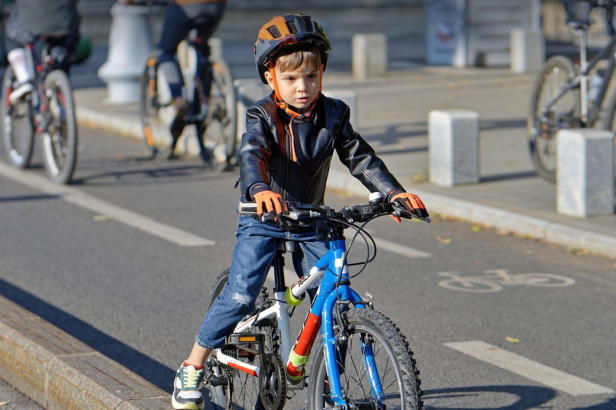 Symbolic photo. Child on a bicycle.