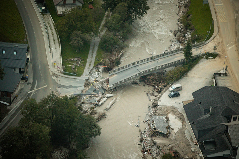 Poplave v Sloveniji, fotografija poškodovanega mostu z zraka