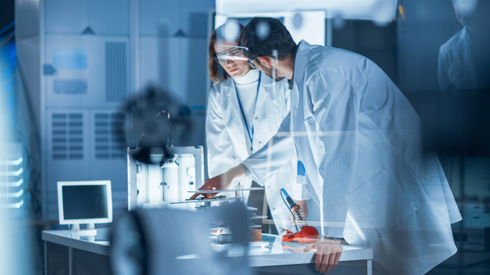 Znastvenika v laboratoriju.