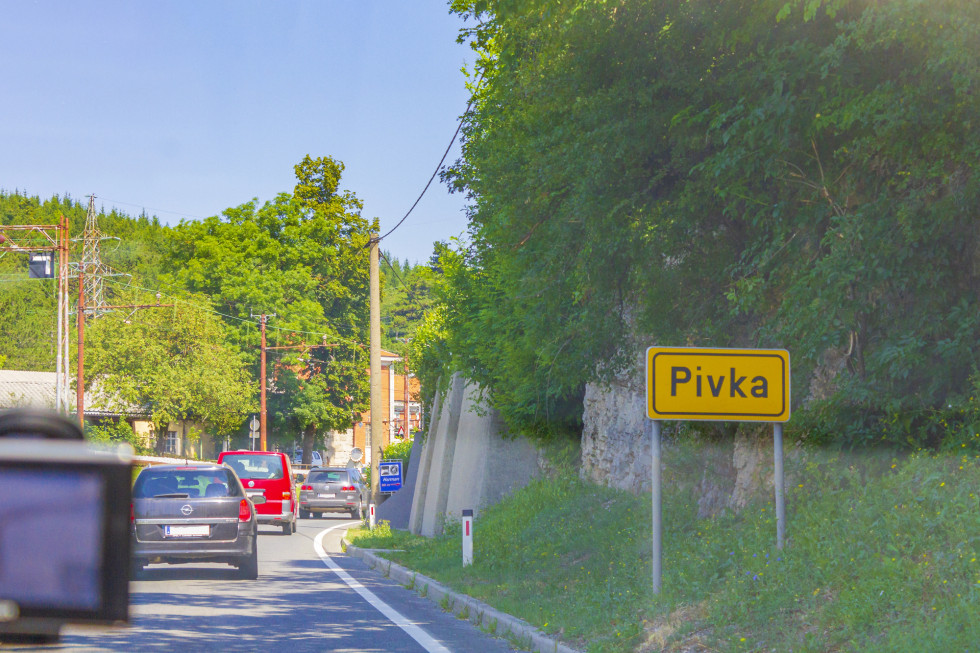Vstop v mesto Pivka. Avtomobili se bližajo tabli Pivka.