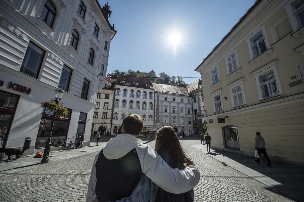 Fotografija para, ki si ogleduje okolici, simbolna fotografija