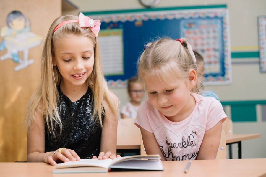 A symbolic photo of girls in a classroom reading.