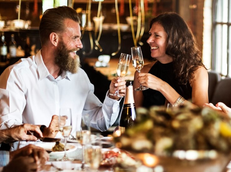 Symbolic photo of a couple in a restaurant.