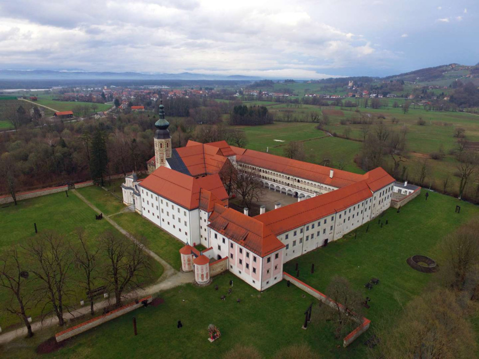 Zračni posnetek samostana Kostanjevica na Krki