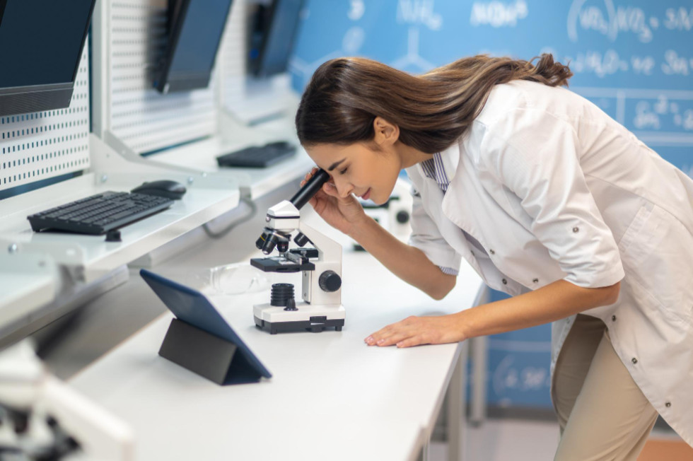 Raziskovalka v laboratoriju