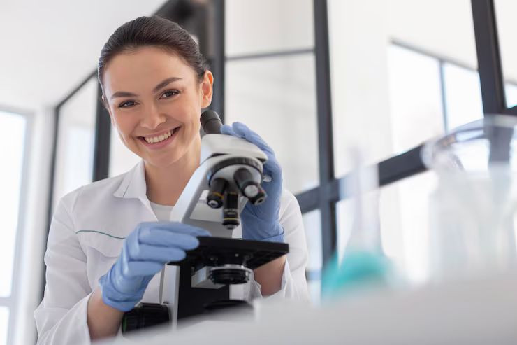 Raziskovalka v laboratoriju 