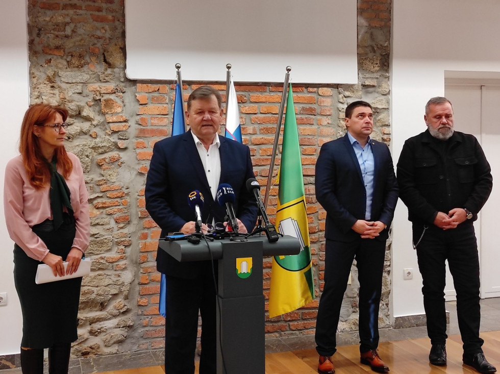 Na fotografiji z leve: Andreja Katič, državna sekretarka na ministrstvu za kohezijo in regionalni razvoj; dr. Aleksander Jevšek, minister za kohezijo in regionalni razvoj, Peter Dermol, župan Mestne občine Velenje in Zoran Poznič, župan Trbovelj