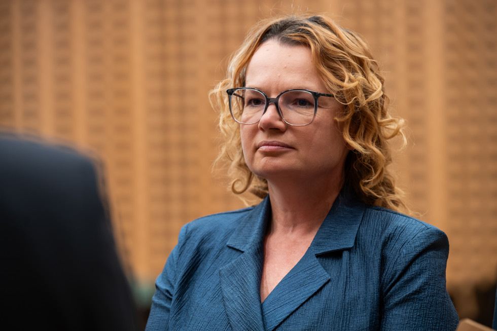 Ministrica dr. Monika Kirbiš Rojs v dvorani.
